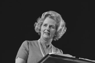 actorul care a educat o pe doamna de fier margaret thatcher a primit lectii de seductie flirt si cum sa si imbunatateasca tinuta 678cbae966f79