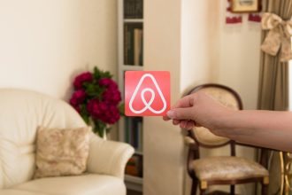 airbnb implementeaza tehnologia antiparty pentru a preveni petrecerile de revelion 67824460b05f2