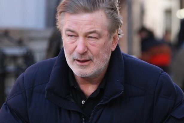 alec baldwin a dat in judecata procurorii care l au anchetat pentru moartea halynei hutchins ii acuza ca au ascuns probe din dosar 678115e24fb51