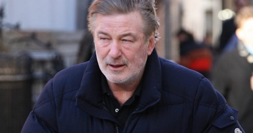 alec baldwin a dat in judecata procurorii care l au anchetat pentru moartea halynei hutchins ii acuza ca au ascuns probe din dosar 678115e24fb51