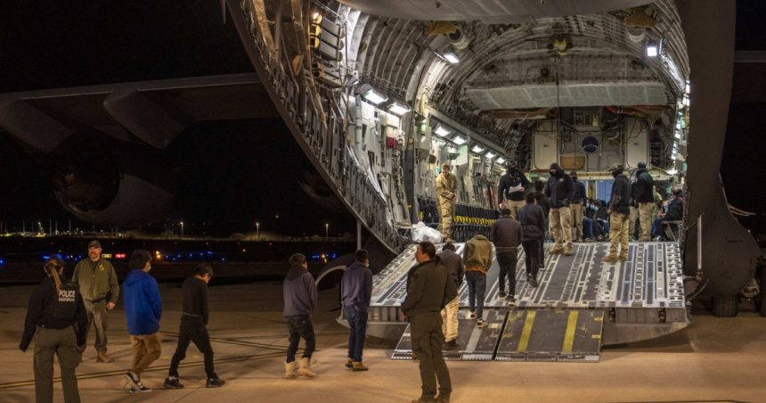 analiza reuters expulzarea migrantilor cu aeronave militare americane costa probabil mai mult decat un bilet la clasa intai 679b798cd309d