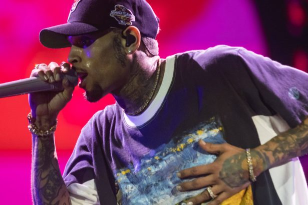 artistul chris brown cere 500 de milioane de dolari de la gigantul warner bros care este motivul 679235a5e8183