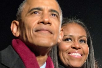 barack obama incearca sa contracareze zvonurile despre un divort de michelle fotografia mult comentata 678e5f9dead20