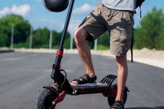 barcelona impune purtarea castii de protectie pentru utilizatorii de trotinete electrice ce amenzi risca cei ce nu respecta regula 679ba28aafef0
