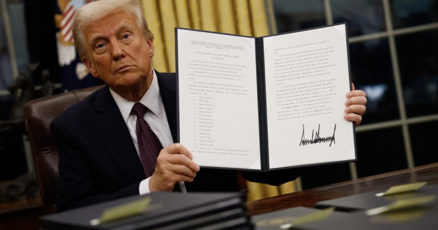 cate salarii compensatorii vrea sa le dea trump functionarilor federali ca sa si dea demisia 679a015b6a7fb
