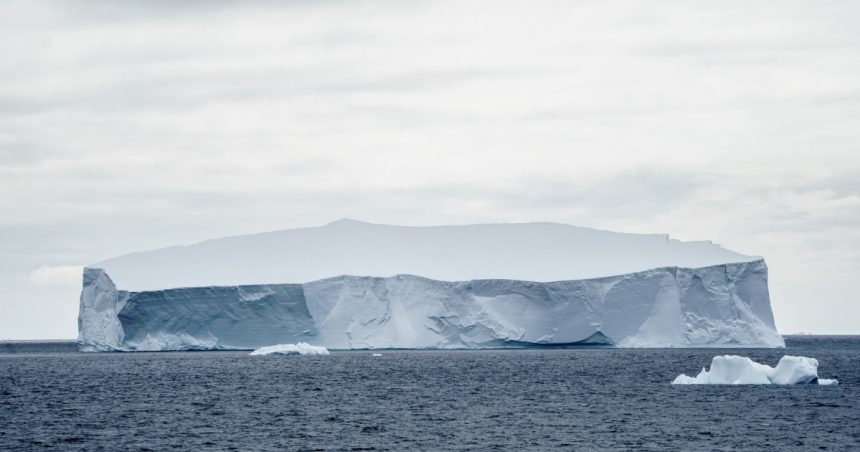 cel mai mare aisberg din lume ameninta o insula din atlanticul de sud 6793296503938