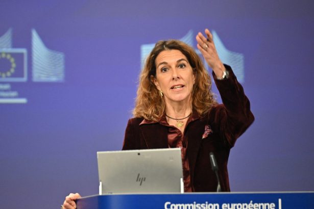 cum raspunde ce la criticile ca a ascuns amploarea bolii ursulei von der leyen poate comisia sa fie condusa dintr un spital 67857d01e0015