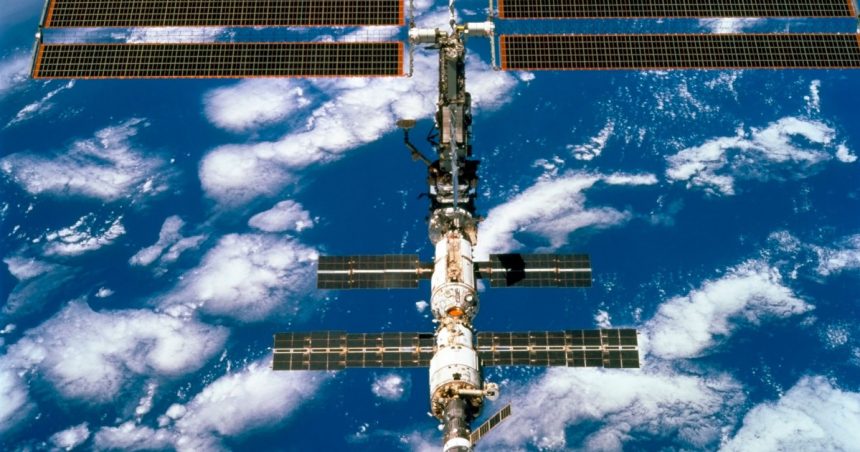 doi astronauti au iesti in spatiu pentru reparatii la statia spatiala internationala ce au inlocuit acestia 678a1a4241edd