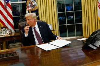 donald trump a reamenajat biroul oval in prima zi de mandat butonul special pe care si l a pus pe birou intr o cutie 67900c888f61e