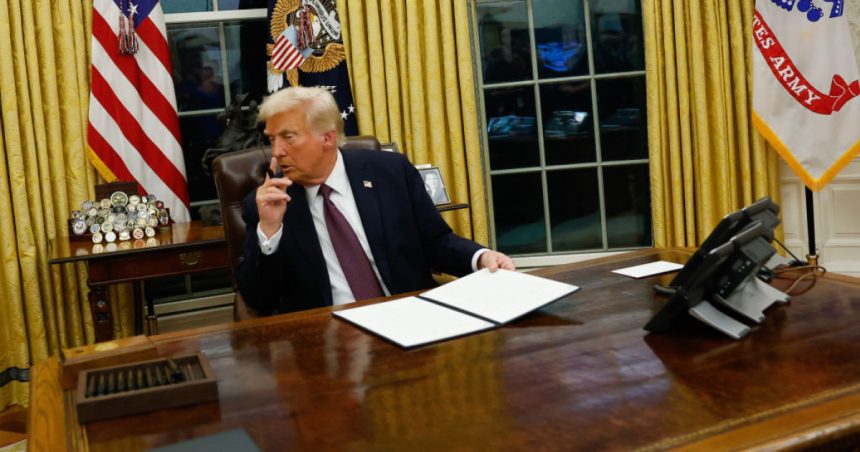 donald trump a reamenajat biroul oval in prima zi de mandat butonul special pe care si l a pus pe birou intr o cutie 67900c888f61e