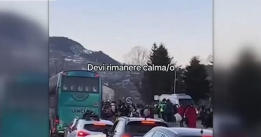 efect uluitor al tiktok asupra unei statiuni din italia peste 10 000 de oameni au invadat un orasel de 1 400 de locuitori 6799bfb847360