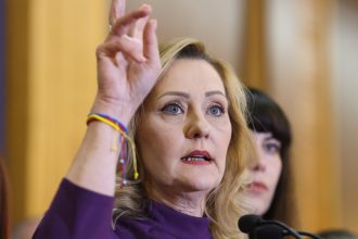 elena lasconi il acuza pe iohannis ca se agata de putere chirias ilegal la cotroceni de 23 de zile 6785218e4fa04