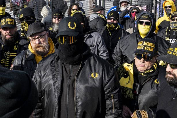 extremistii proud boys au marsaluit in washington si i au cerut lui trump eliberarea camarazilor inchisi dupa asaltul capitoliului 678ea269c5c22
