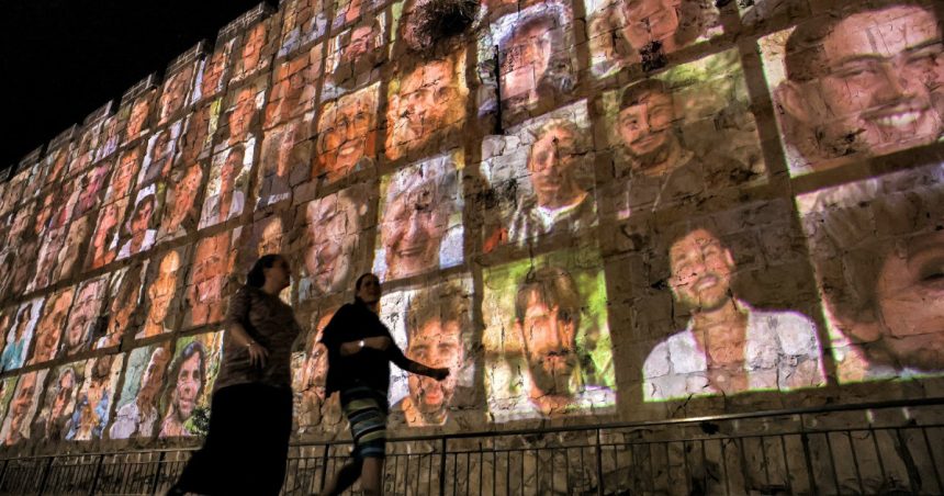 familiile ostaticilor israelieni care nu sarbatoresc acordul de pace cu hamas nu i putem avea pe acesti monstri ca vecini 678892ead6ac1
