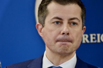 fostul secretar al transporturilor ii cere lui trump sa nu mai minta dupa ce acesta a dat vina pe democrati pentru accidentul de avion 679be42839027