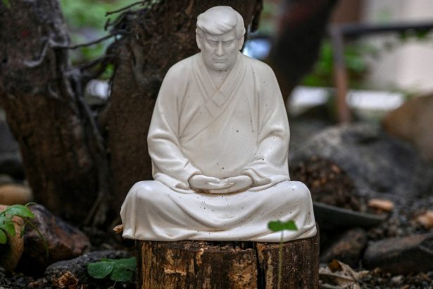 foto donald trump bibelou de portelan in china cu cat se vand statuetele care l prezinta pe liderul american ca pe buddha meditand 67853a356bf12