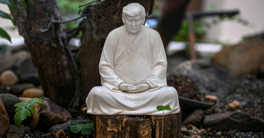 foto donald trump bibelou de portelan in china cu cat se vand statuetele care l prezinta pe liderul american ca pe buddha meditand 67853a356bf12