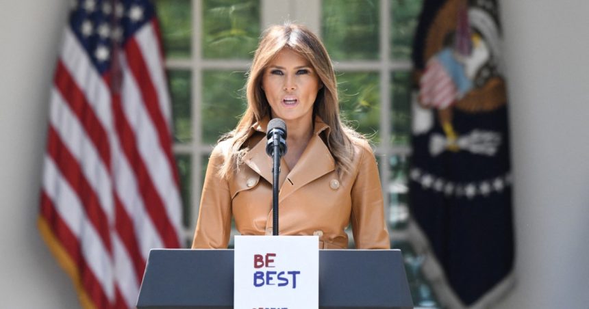 foto portretul oficial al melaniei trump a fost publicat indiciile ascunse despre al doilea mandat ca prima doamna surpinse in fotografie 67989c21d57de