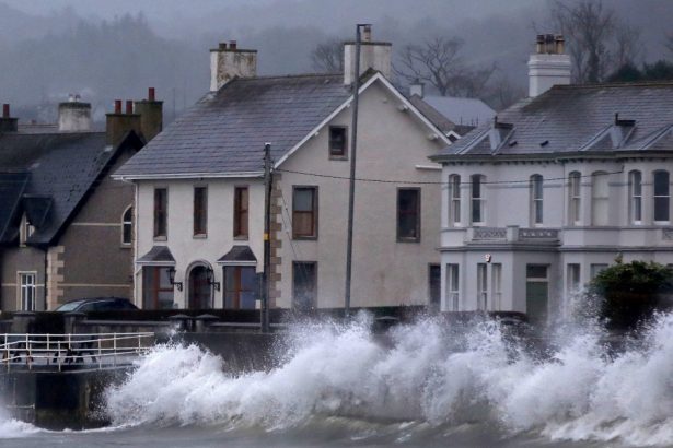 furtuna eowyn a lasat peste 500 000 de locuinte fara curent in irlanda infrastructura electrica a suferit daune fara precedent 679361a414aac