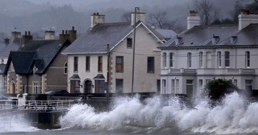 furtuna eowyn a lasat peste 500 000 de locuinte fara curent in irlanda infrastructura electrica a suferit daune fara precedent 679361a414aac