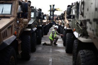 galerie foto cel mai mare exercitiu nato din europa de est sute de vehicule militare britanice incarcate pe feriboturi si trimise in romania 678a8ac184a14