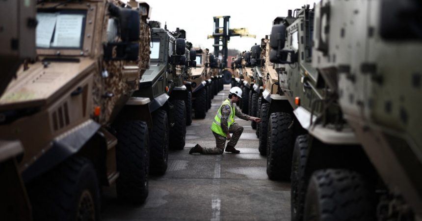 galerie foto cel mai mare exercitiu nato din europa de est sute de vehicule militare britanice incarcate pe feriboturi si trimise in romania 678a8ac184a14