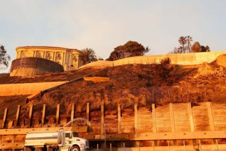 galerie foto cladirea care a supravietuit incendiilor devastatoare din los angeles chiar daca totul in jurul ei a ars 67823aa3048d5