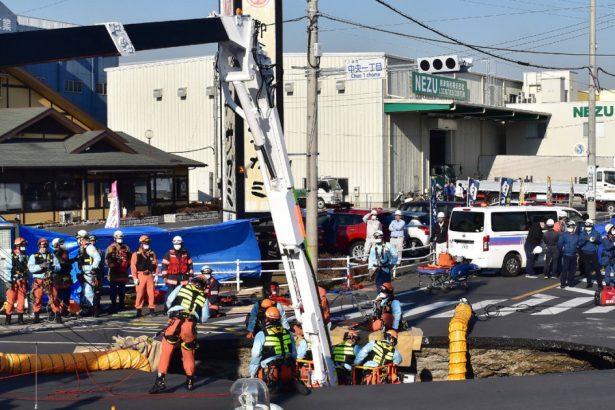 galerie foto peste un milion de japonezi rugati sa nu faca baie sau sa spele rufe pentru salvarea unui sofer cazut intr o groapa de trei zile 679b4e287ccfb