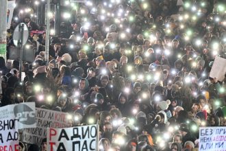 galerie foto protest la belgrad zeci de mii de oameni s au alaturat manifestarii studentilor in fata sediului radioteleviziunii de stat din serbia 678ad110f41ac