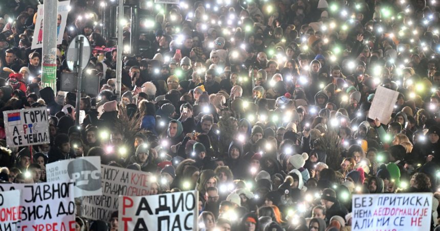 galerie foto protest la belgrad zeci de mii de oameni s au alaturat manifestarii studentilor in fata sediului radioteleviziunii de stat din serbia 678ad110f41ac