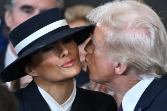 galerie foto toti ochii pe o palarie tinuta doamnei trump l a impiedicat pe sotul proaspat investit presedinte sa si sarute sotia 678ec34e91261