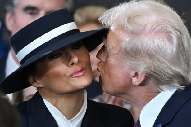 galerie foto toti ochii pe o palarie tinuta doamnei trump l a impiedicat pe sotul proaspat investit presedinte sa si sarute sotia 678ec34e91261