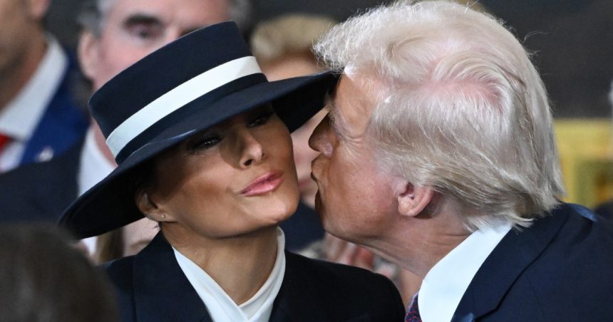 galerie foto toti ochii pe o palarie tinuta doamnei trump l a impiedicat pe sotul proaspat investit presedinte sa si sarute sotia 678ec34e91261