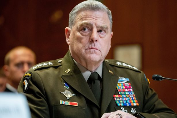 generalul mark milley care l a numit pe donald trump fascist a ramas fara paza si acces la informatii secretizate 679a4b34c3d57