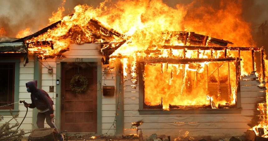 haos pe strazile din hollywood din cauza incendiilor devastatoare oamenii cauta panicati un adapost unde sa ma duc 677fb78984ab2