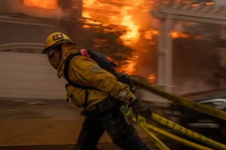 incendiile din los angeles se preconizeaza a fi cele mai costisitoare din istoria sua cu pierderi de peste 200 de miliarde de dolari 678600af64403