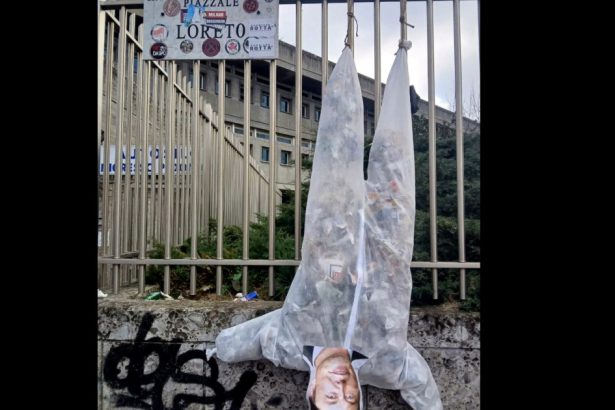 italienii au spanzurat un manechin cu chipul lui elon musk in piata din milano unde a fost executat benito mussolini 6791155c374ce