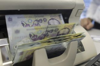 ministerul finantelor a imprumutat aproape 13 miliarde lei de la banci intr o singura zi banii sunt pentru finantarea deficitului 677fd10411735