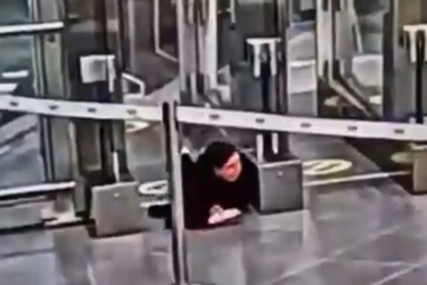 momentul in care o femeie se taraste pe burta prin sistemul de securitate al aeroportului pentru a urca fara bilet in avion 678742a66de9c