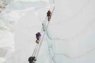 nepal majoreaza taxele de permis pentru alpinisti cat costa o urcare pe muntele everest cel mai inalt depozit de gunoi din lume 6791eb8951153