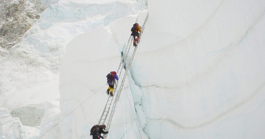 nepal majoreaza taxele de permis pentru alpinisti cat costa o urcare pe muntele everest cel mai inalt depozit de gunoi din lume 6791eb8951153