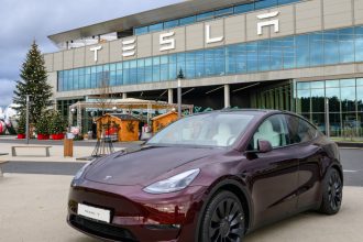 nu mai putin de 26 milioane de vehicule tesla sunt sub investigatie accidente provocate de functia de conducere la distanta 677e6bd649dab