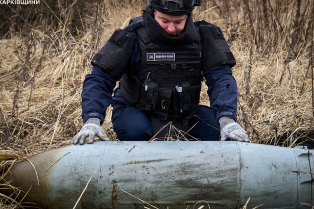 o bomba ruseasca fab 500 neexplodata a fost neutralizata in harkov imagini cu una dintre cele mai periculoase meserii din lume 679c59ae8ef07