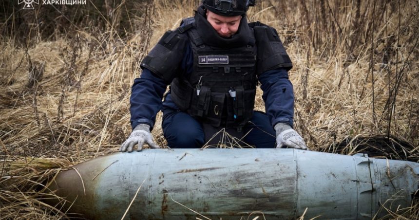 o bomba ruseasca fab 500 neexplodata a fost neutralizata in harkov imagini cu una dintre cele mai periculoase meserii din lume 679c59ae8ef07