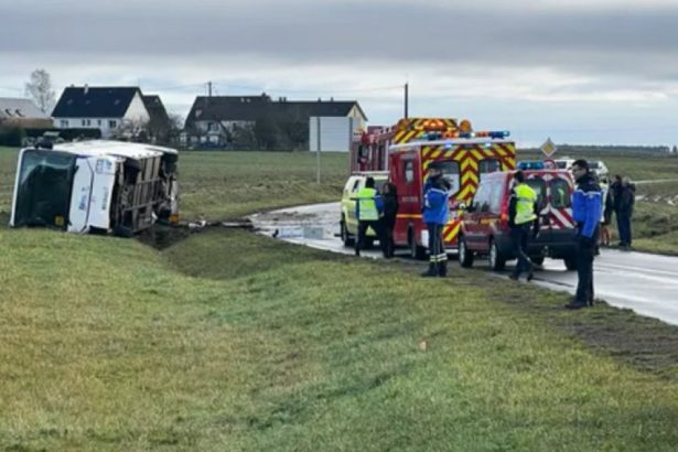 o copil de 15 ani a murit si alti zeci de elevi au fost raniti dupa ce un autobuz scolar s a rasturnat pe sosea in franta 679b66c57b364