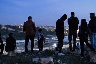 palestinienii asteapta ca prizonierii sa fie eliberati de israel sute de oameni s au strans pe un deal de unde vad inchisoarea ofer 678df2d4082f9