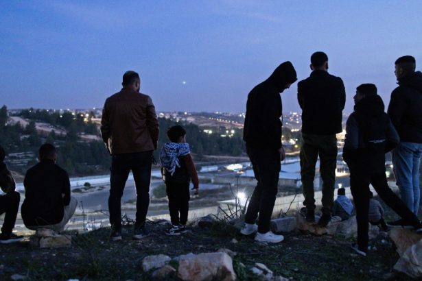 palestinienii asteapta ca prizonierii sa fie eliberati de israel sute de oameni s au strans pe un deal de unde vad inchisoarea ofer 678df2d4082f9