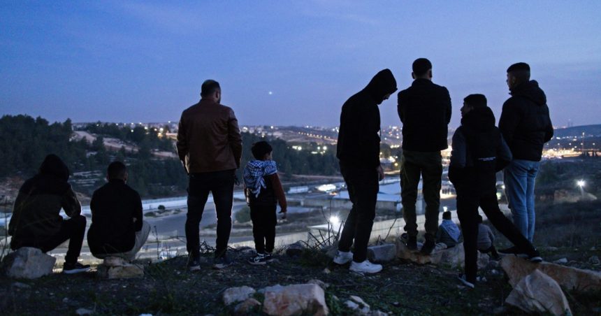 palestinienii asteapta ca prizonierii sa fie eliberati de israel sute de oameni s au strans pe un deal de unde vad inchisoarea ofer 678df2d4082f9