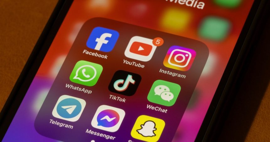 reuters scrie despre modificarea legii electorale facuta de guvern si amenzile pentru retelele sociale e neclar cum pot fi aplicate 678a3adaa7fb9