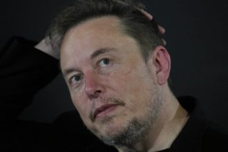 revista de satira charlie hebdo anunta ca ramane pe platforma x pentru a l ironiza pe elon musk 678a4dd233da2